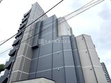 エスレジデンス千住大橋ブロード 下からあおった角度で捉えたモダンな外観の建物