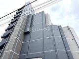 エスレジデンス千住大橋ブロード 下から見上げた建物の外観とメタリックな外壁デザイン