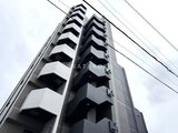 エスレジデンス千住大橋ブロード 下からの視点で捉えたモダンな外観と規則正しく配置されたバルコ