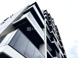 エスレジデンス千住大橋ブロード 下から見上げた建物の外観、モダンなバルコニーデザインが印象的