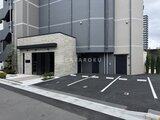 エスレジデンス千住大橋ブロード 石積み調のエントランス棟とグレーのタワー棟が調和した建物外観
