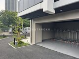 エスレジデンス千住大橋ブロード 電動スクーター置き場と植栽のある共用駐輪スペース