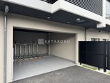 エスレジデンス千住大橋ブロード 自転車が整然と並ぶモダンな駐輪場スペース