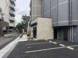 エスレジデンス千住大橋ブロード 駐車スペースと建物エントランスが配置された開放的な共用部の様