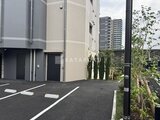エスレジデンス千住大橋ブロード エントランス前の駐車場と建物外観を見た様子