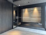 エスレジデンス千住大橋ブロード モダンな雰囲気のエントランスホール、木目調の壁面と開放的なガ