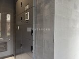 エスレジデンス千住大橋ブロード モダンなデザインのメールボックスが整列する共用部廊下