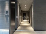 エスレジデンス千住大橋ブロード モダンな仕上げの共用廊下と照明が整備された通路