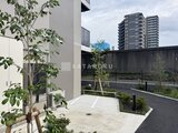 エスレジデンス千住大橋ブロード 植栽が配置された落ち着いた印象の共用庭園スペース