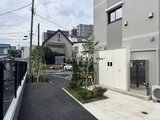 エスレジデンス千住大橋ブロード 緑を配した共有部分とアプローチから見たエントランス周辺