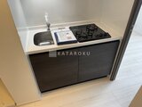エスレジデンス千住大橋ブロード 落ち着いたトーンのキッチン、ガスコンロとシンクが配置されたコ