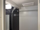 エスレジデンス千住大橋ブロード シャワーブースと黒いタイル壁が落ち着いた浴室空間