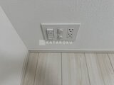 エスレジデンス千住大橋ブロード 天井に設置された照明スイッチとコンセント