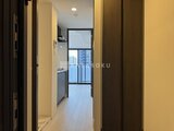 エスレジデンス千住大橋ブロード 廊下から見たキッチンと窓からの採光が広がる空間