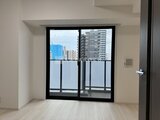 エスレジデンス千住大橋ブロード 大きな窓から都市の景観が見える明るいワンルーム空間