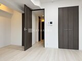 エスレジデンス千住大橋ブロード 濃いめの建具が落ち着いた印象の明るいお部屋