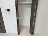 エスレジデンス千住大橋ブロード ダークブラウンの枠と落ち着いた色合いのクローゼット、室内設備