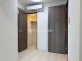 エスレジデンス千住大橋ブロード 木目調のドアと白い壁がまとまった、明るい印象の玄関ホール