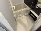 エスレジデンス千住大橋ブロード ゆとりのあるバスルームと洗濯機置き場が一体となった浴室空間