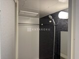 エスレジデンス千住大橋ブロード 黒いアクセントパネルが目立つ、落ち着いた印象のバスルーム