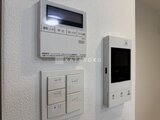 エスレジデンス千住大橋ブロード モニター付きインターホンと複数の操作スイッチが備わった玄関周
