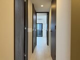 エスレジデンス千住大橋ブロード 廊下から奥の洋室方向を見た落ち着いた印象の通路