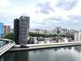 エスレジデンス千住大橋ブロード 河川に面した高層マンションと都市景観を望む眺望