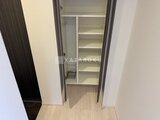 エスレジデンス千住大橋ブロード 棚が備え付けられた開放的な玄関収納スペース