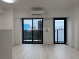 エスレジデンス千住大橋ブロード 明るい印象のリビングダイニングと複数の窓から見える都市景観