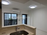 エスレジデンス千住大橋ブロード キッチンから眺める都市風景と開放的なリビングダイニング