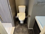 エスレジデンス千住大橋ブロード 温かみのある照明が落ち着いた印象のトイレ空間
