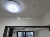 エスレジデンス千住大橋ブロード 明るい照明と広い窓からの採光が印象的なリビングの天井部分