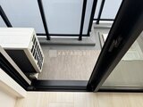 エスレジデンス千住大橋ブロード 天井採光窓から光が差し込む、モダンなリビングダイニング空間