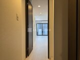 エスレジデンス千住大橋ブロード 明るい廊下から居室へ続く開放的な通路