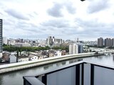 エスレジデンス千住大橋ブロード 河川沿いからの開放的な市街地と空の眺めを望むバルコニー