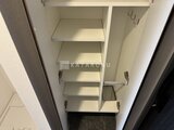 エスレジデンス千住大橋ブロード 可動棚が備わった明るい印象の収納スペース
