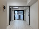 エスレジデンス千住大橋ブロード 明るく開放的な床から天井まで続く空間と窓からの採光が特徴のリ