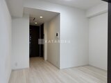エスレジデンス千住大橋ブロード 明るい印象の廊下からエレベーターホールを見た様子