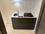 エスレジデンス千住大橋ブロード ガスコンロとシンクが備わったコンパクトなキッチンスペース