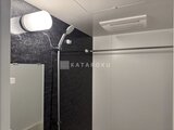 エスレジデンス千住大橋ブロード 暗色タイルの壁と白くまとめたシャワーブース