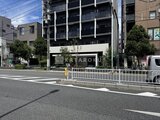 リビオメゾン田端 前面道路から見たモダンな建物外観と周辺の街並み