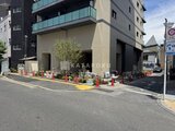 プレディアコート北千住 前面道路から見た建物1階エントランス周辺の外観