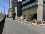 プレディアコート北千住 前面道路から見たモダンな建物外観と広めのエントランス周辺