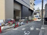 プレディアコート北千住 建設中の駐車スペースと建物外観の様子