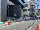 プレディアコート北千住 建物エントランス前の開放的なアプローチから見た外観
