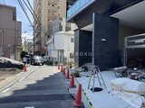 プレディアコート北千住 建設中の外観と前面道路の様子