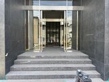 プレディアコート北千住 モダンな石張りのアプローチから見たエントランス空間