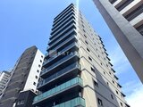プレディアコート北千住 青空の下に映るモダンな高層マンションの建物全体