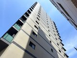 プレディアコート北千住 下から見上げた建物の外観、白を基調としたモダンなファサード