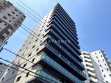 プレディアコート北千住 青空を背景とした、モダンな外観デザインのマンション建物